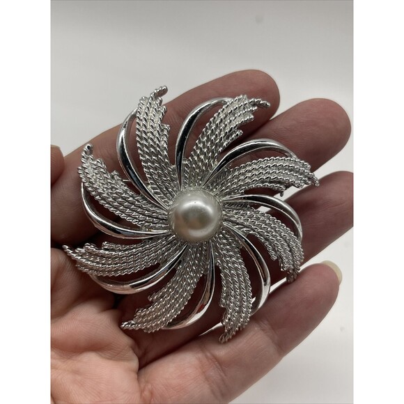 Sarah Coventry Vintage Silver Faux Pearl Pinwheel Brooch Excellant Condition - Picture 3 of 5